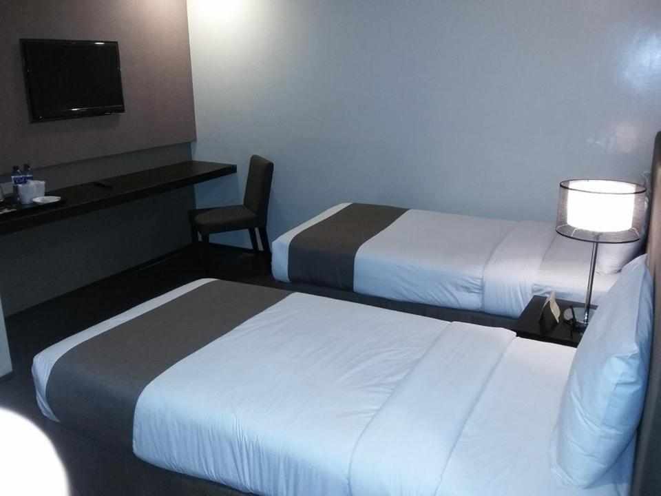 GT Hotel Iloilo Esterno foto
